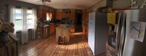 Microwave, dishwasher, coffee/tea maker, cookware/dishes/utensils - Cache Landing Lodge  (Wynne)