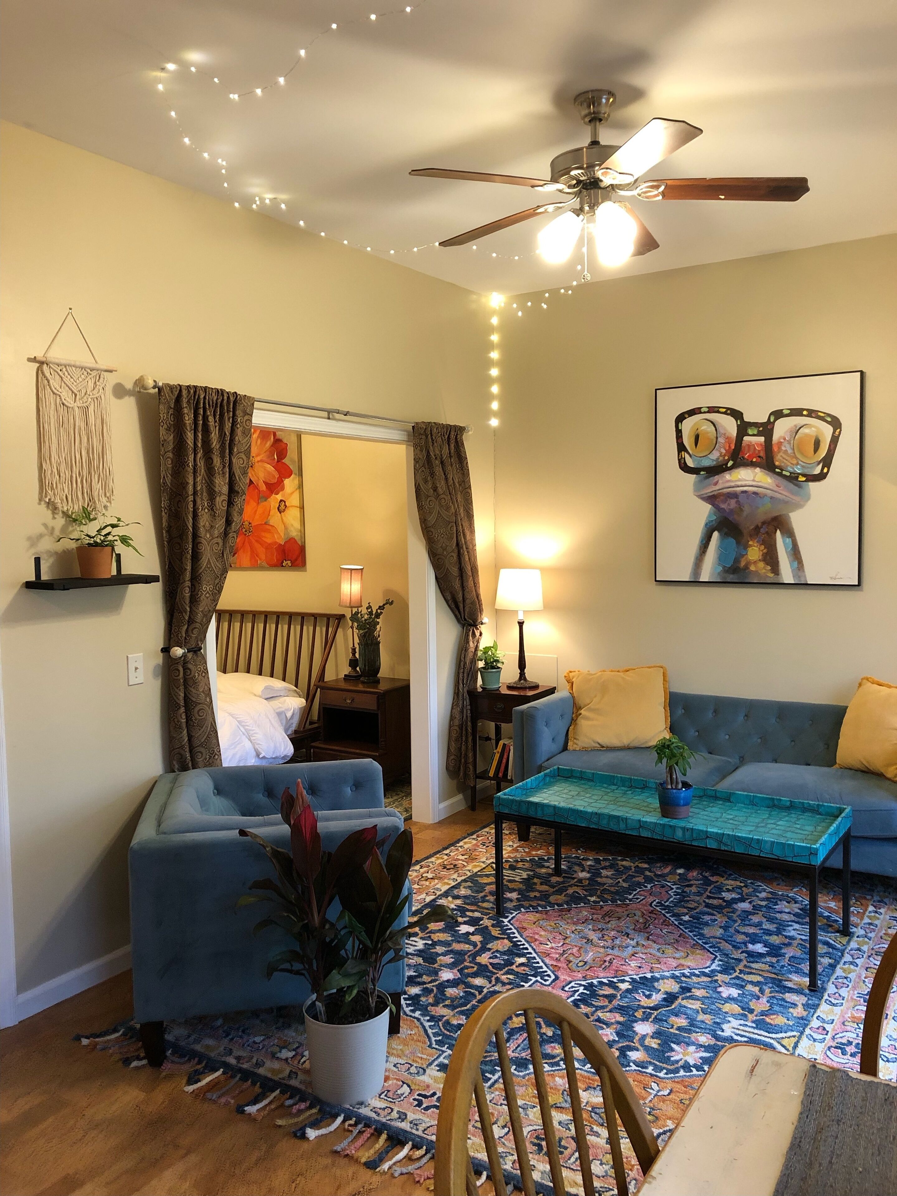 The Lil’ Sanctuary 1 bedroom suite near downtown. Walk to the river!