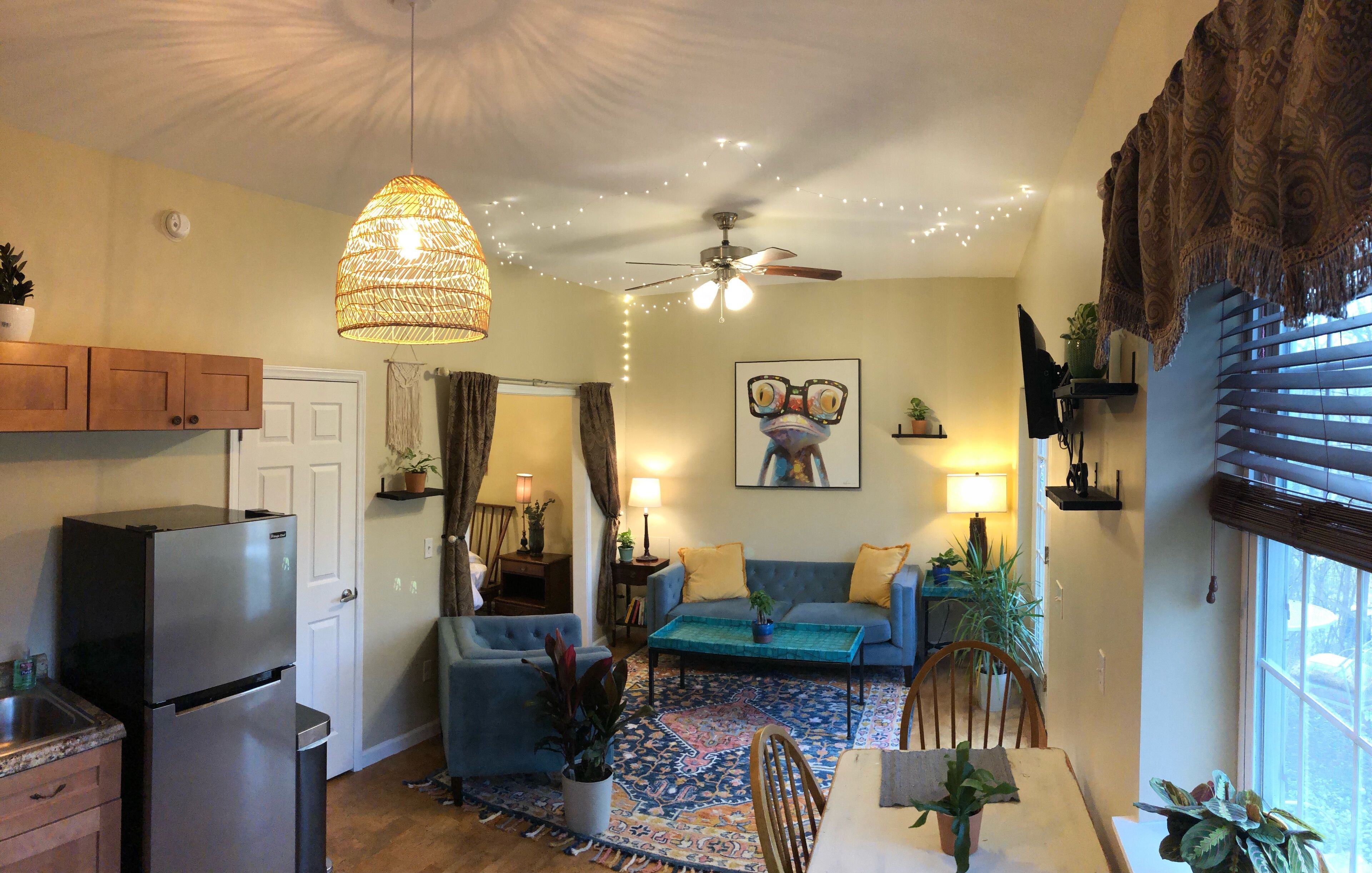 The Lil’ Sanctuary 1 bedroom suite near downtown. Walk to the river!