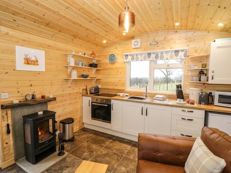 Cottage | Private kitchen | Fridge, electric kettle, toaster, cookware/dishes/utensils