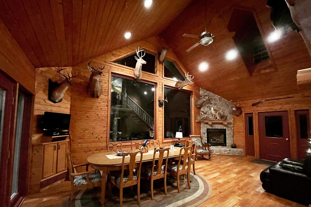 Stunning, secluded lodge nestled in the woods- minutes from town.