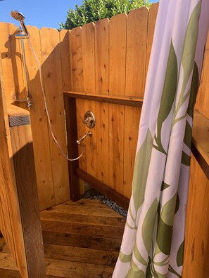 Combined shower/tub, hair dryer, towels