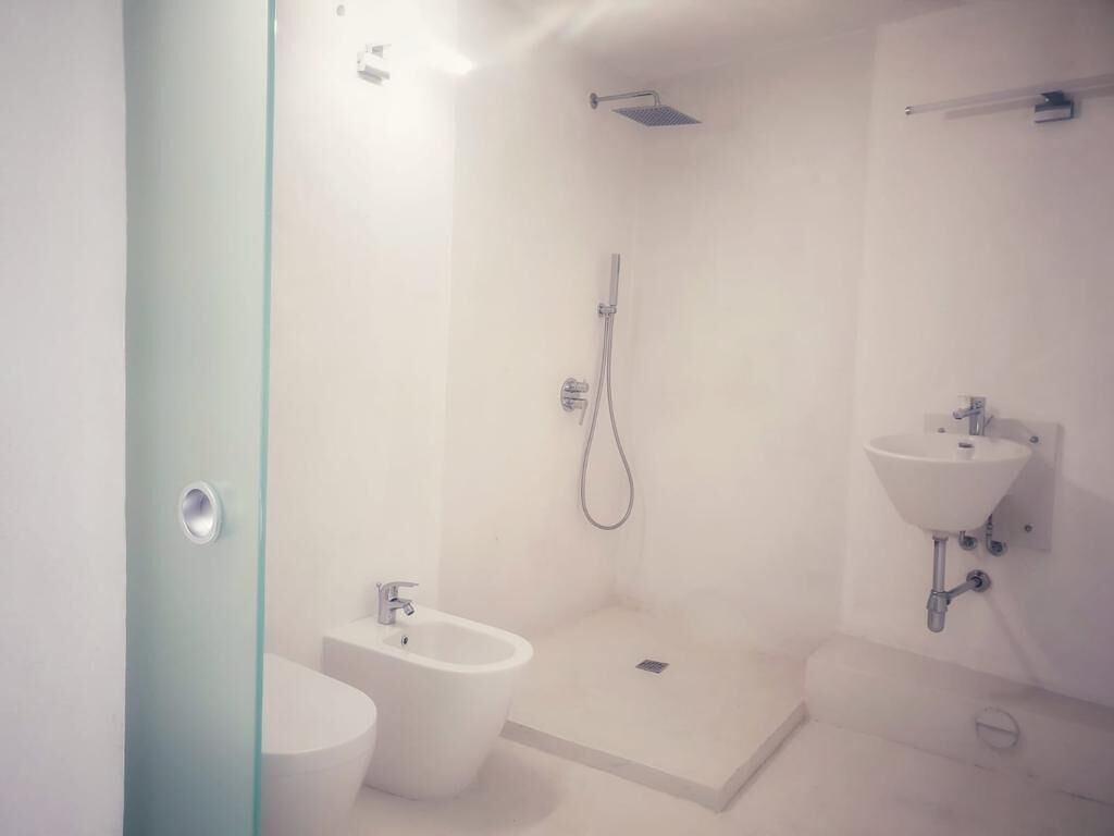 Douche, sèche-cheveux, bidet, serviettes fournies