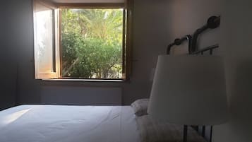 1 slaapkamer, een bureau, een strijkplank/strijkijzer, reisbedje