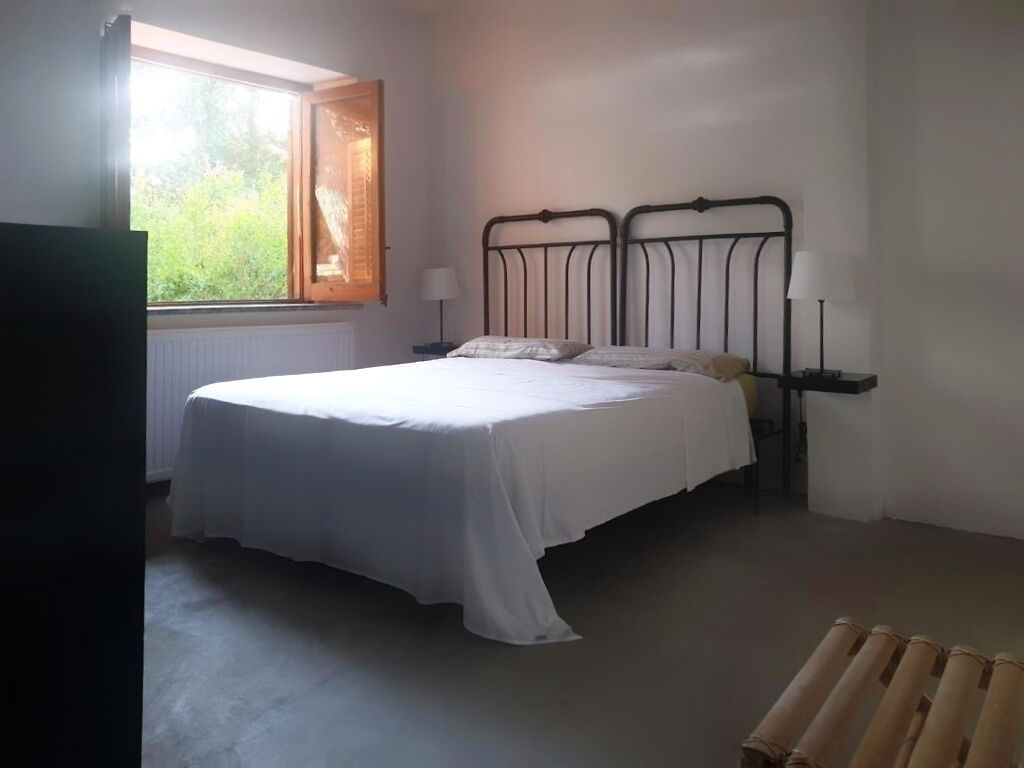 1 chambre, bureau, fer et planche à repasser, lit parapluie