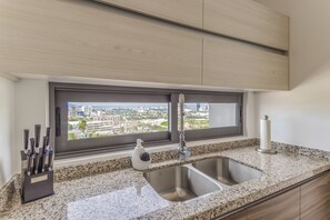 Micro-ondas, fogão, cooktop, cafeteira/chaleira