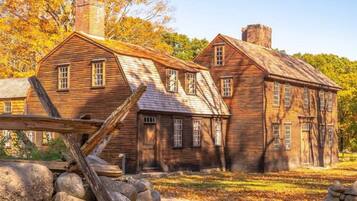 Apartment (Sunnyside Up) | Bahagian luar