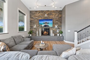 Smart-TV, Kamin, Videospiele, Bücher