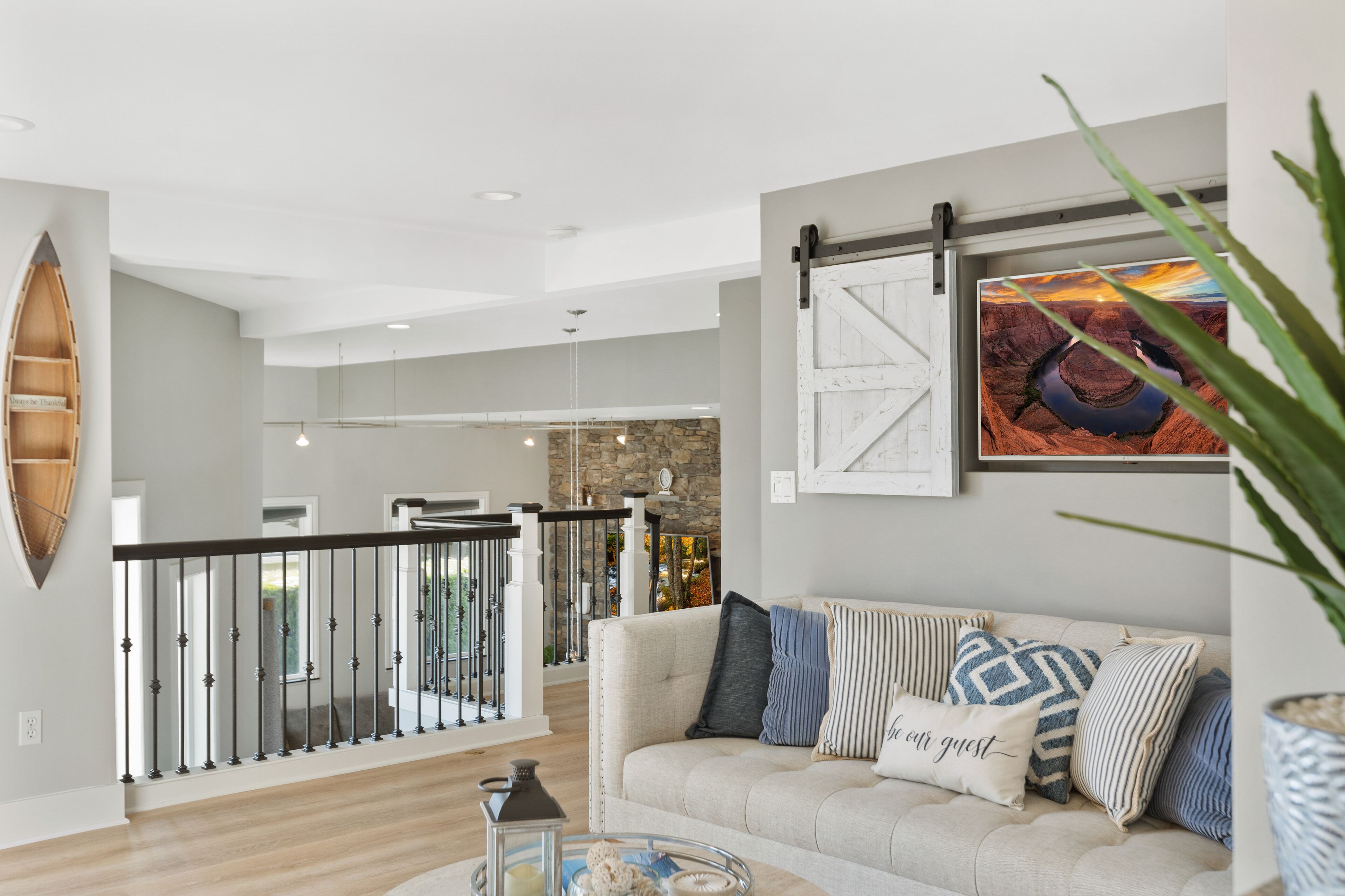 Relaxing 4 bed, 4 bath, + private studio lakefront home on Lake Stevens!