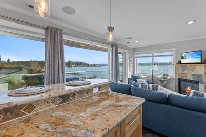 Relaxing 4 bed, 4 bath, + private studio lakefront home on Lake Stevens!