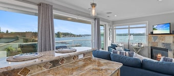 Relaxing 4 bed, 4 bath, + private studio lakefront home on Lake Stevens!
