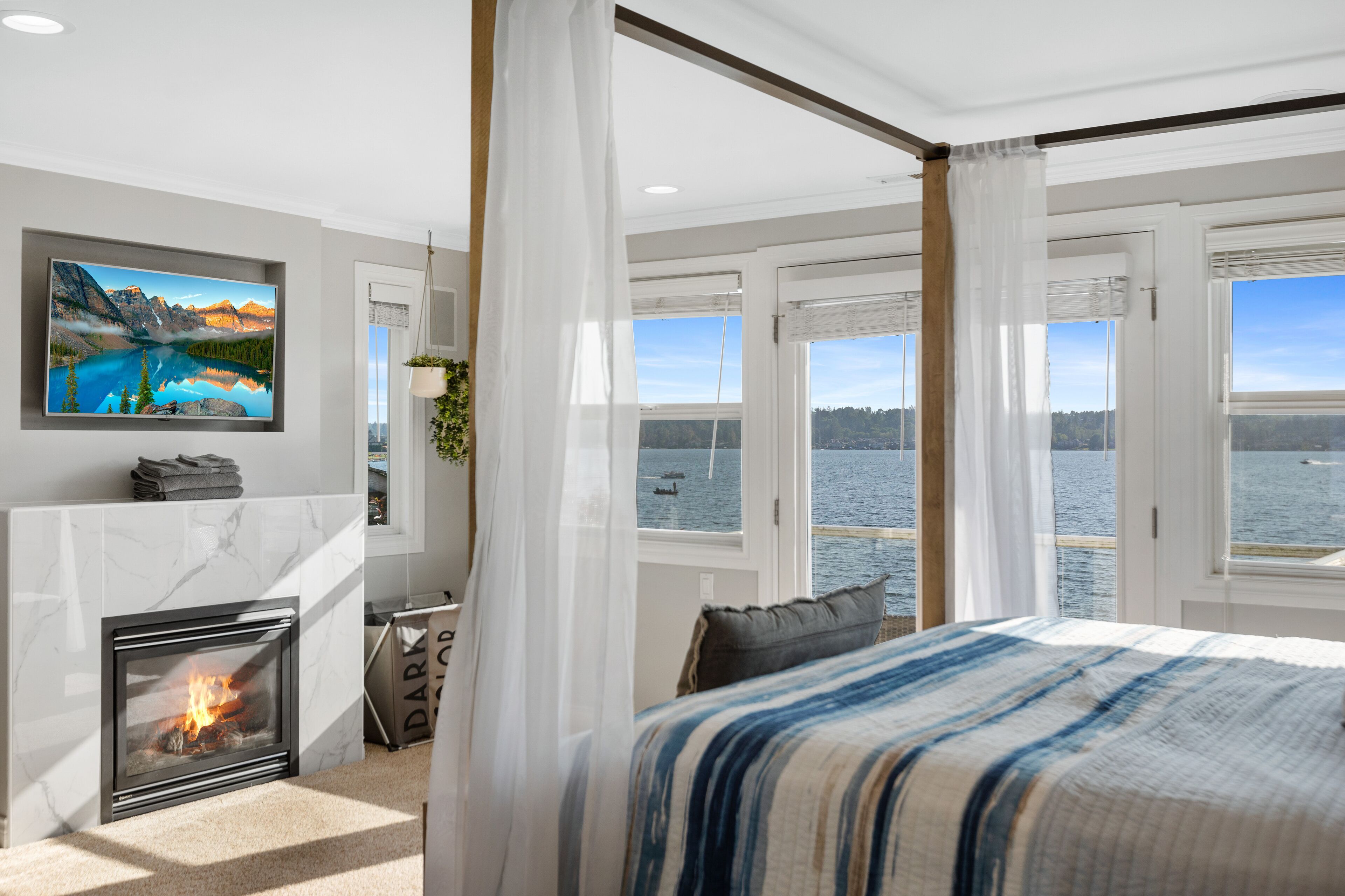 Relaxing 4 bed, 4 bath, + private studio lakefront home on Lake Stevens!