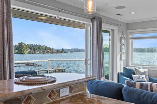 Relaxing 4 bed, 4 bath, + private studio lakefront home on Lake Stevens!