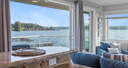 Relaxing 4 bed, 4 bath, + private studio lakefront home on Lake Stevens!
