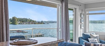 Relaxing 4 bed, 4 bath, + private studio lakefront home on Lake Stevens!