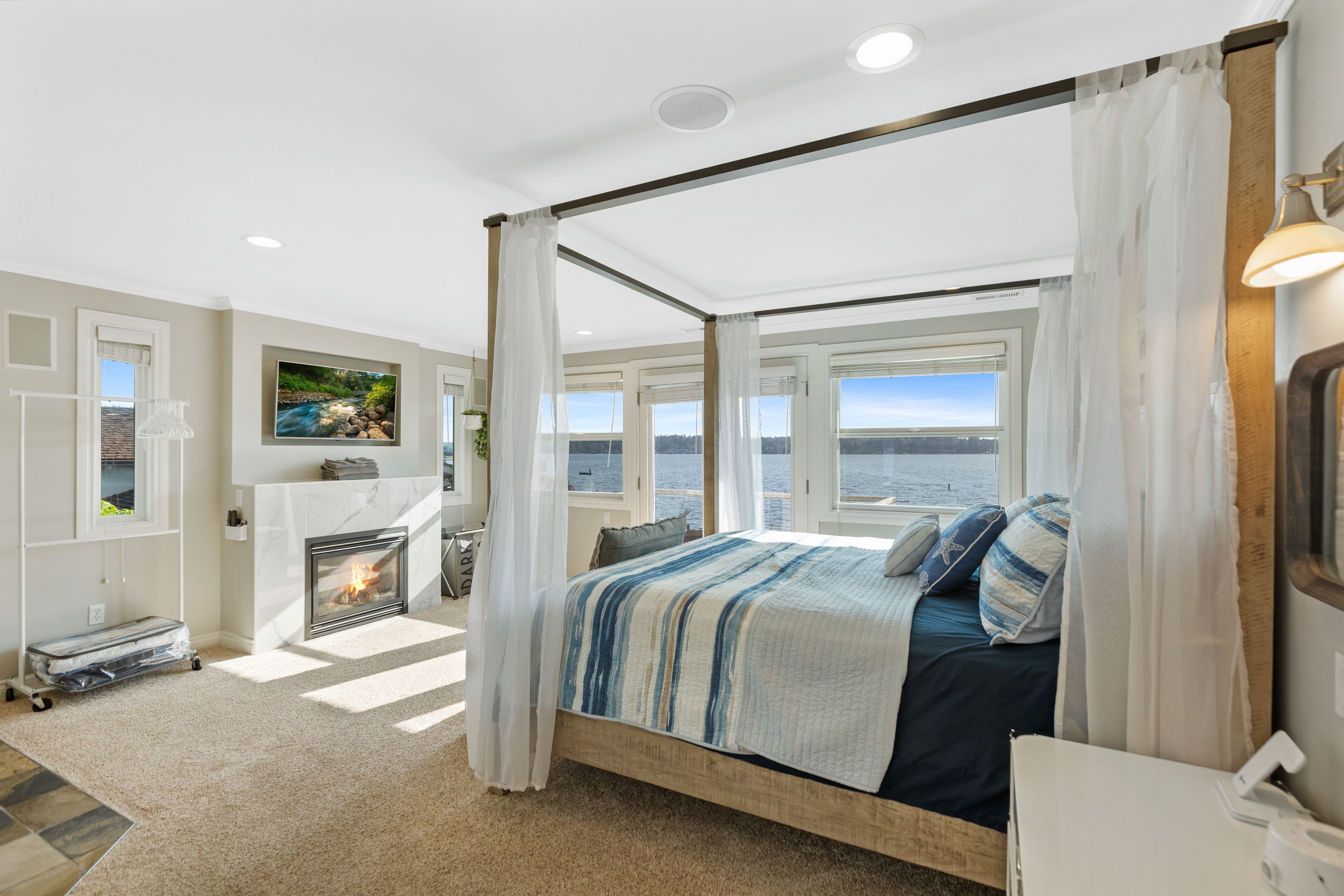 Relaxing 4 bed, 4 bath, + private studio lakefront home on Lake Stevens!