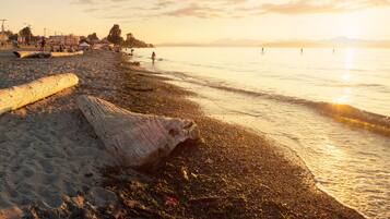 Beach nearby, sun loungers, beach towels