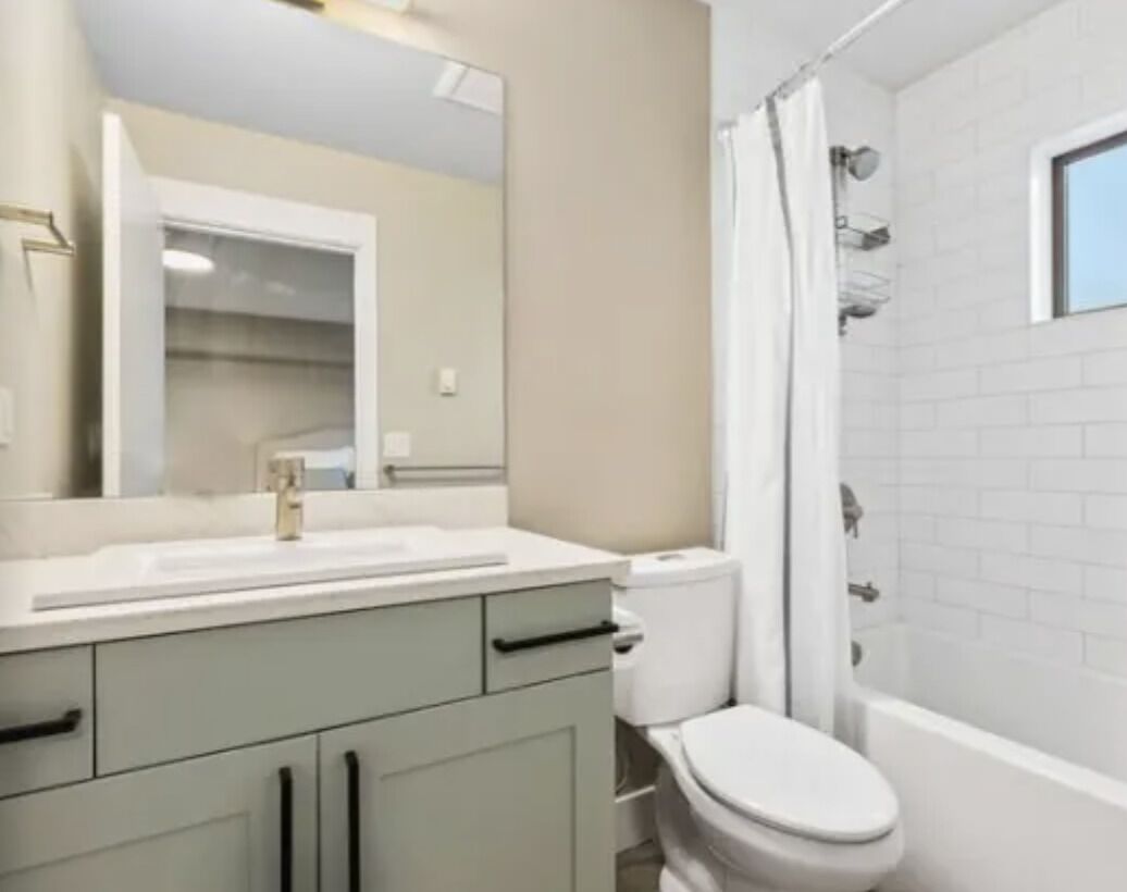 Luxury Alki Beach Townhome w/ Large Private Rooftop & Amazing Views!