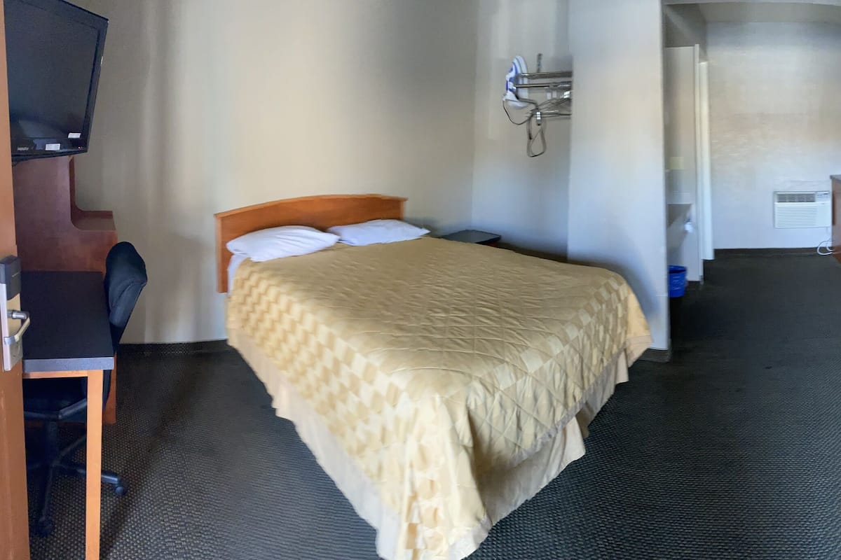 Camera tripla | Una scrivania, Wi-Fi gratuito, lenzuola