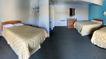 Habitación triple | Escritorio, wifi gratis y ropa de cama