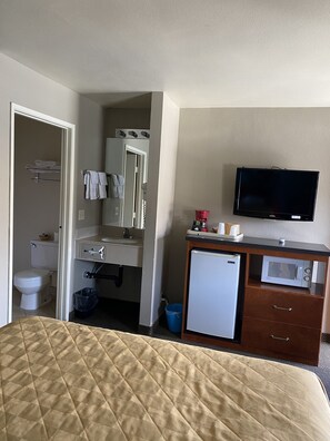 Tweepersoonskamer | Een bureau, gratis wifi, beddengoed