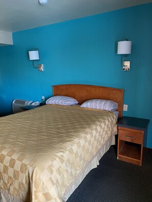 Eenpersoonskamer | Een bureau, gratis wifi, beddengoed