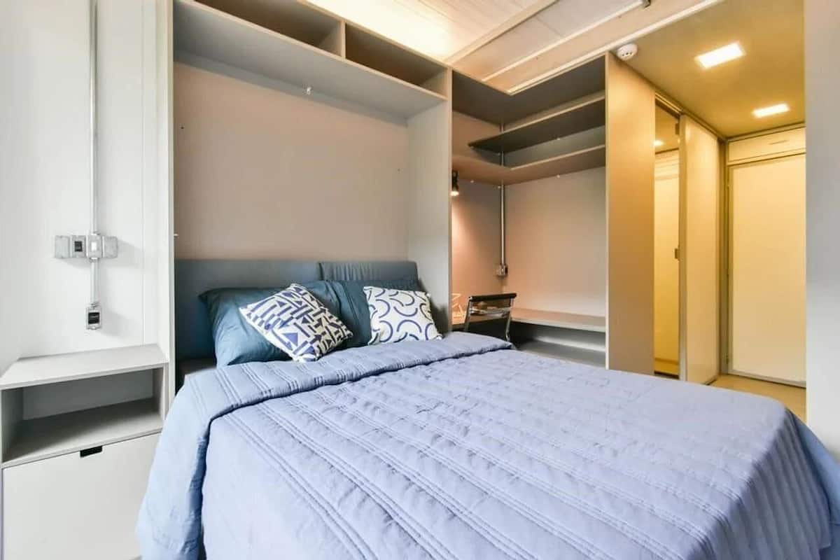 1 quarto, individualmente mobiliados, escrivaninha