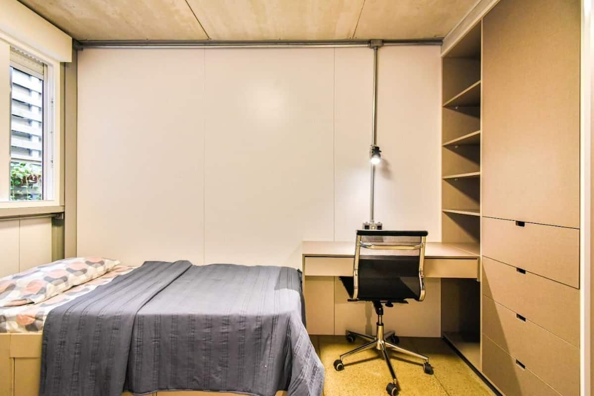 1 quarto, individualmente mobiliados, escrivaninha