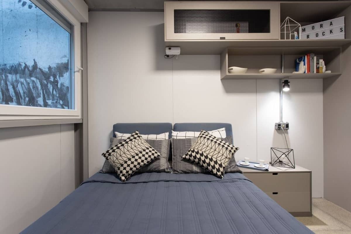 1 quarto, individualmente mobiliados, escrivaninha