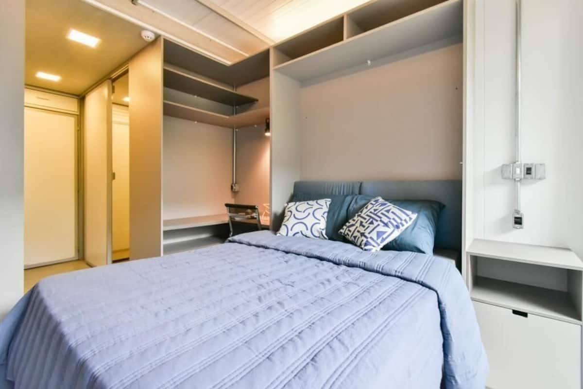 1 quarto, individualmente mobiliados, escrivaninha