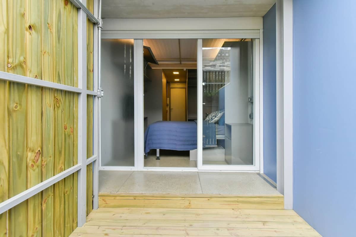 1 quarto, individualmente mobiliados, escrivaninha