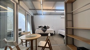 基础公寓 | 1 多间卧室、特色家居、办公桌、笔记本电脑工作区