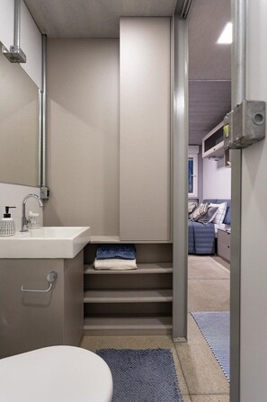 Căn hộ cơ bản | Phòng tắm | Khăn tắm, xà phòng, dầu gội, giấy vệ sinh