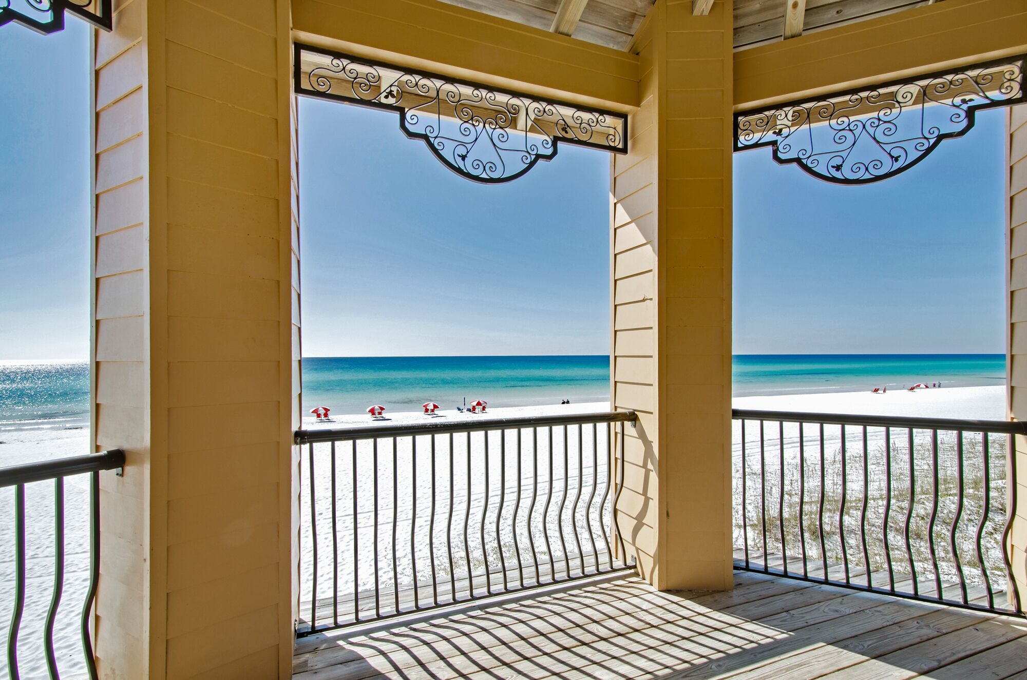 På stranden og solsenger