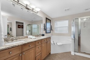 Combined shower/bathtub, jetted bath, hair dryer, towels - BeachFront! Pool, Grill, Beach Svc! wifi, kitchen (Miramar Beach)
