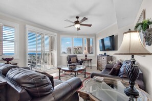 Smart TV, books - BeachFront! Pool, Grill, Beach Svc! wifi, kitchen (Miramar Beach)