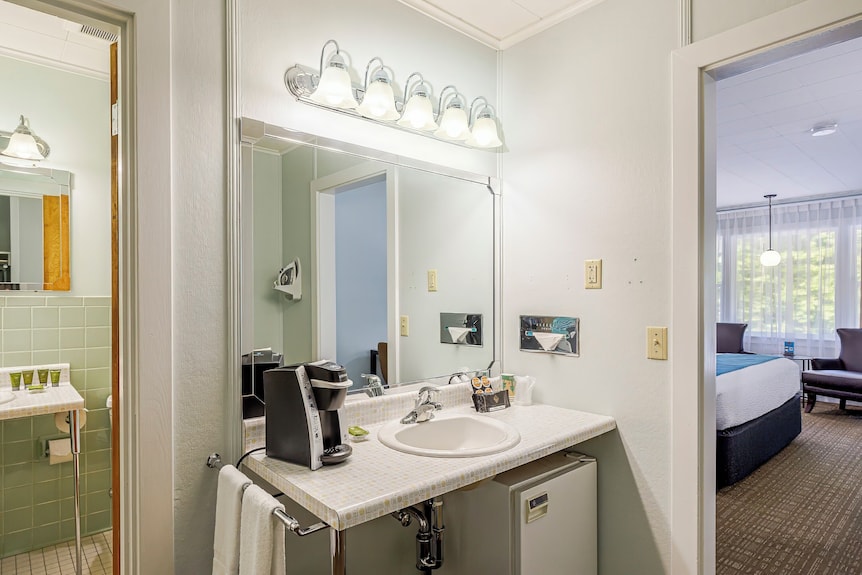 Deluxe King Room W/ Breakfast Included - Bar Harbor