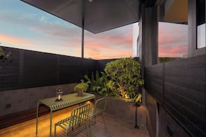 Outdoor dining - Landun Boutique Hotel (Tonghai)