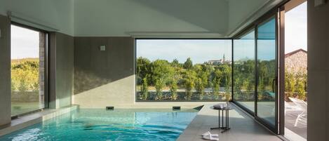 Lämmitetty uima-allas