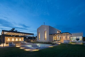 A heated pool - Luxury Villa Starry Night with Pool (Bale)