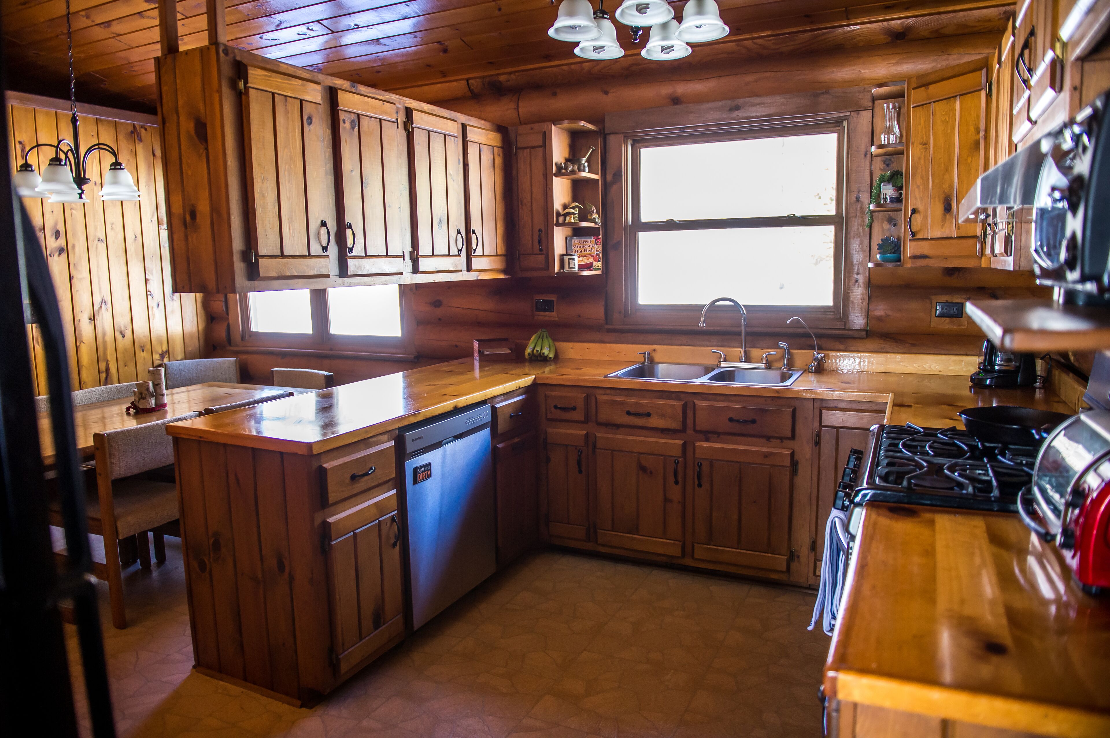 Private lakefront log cabin on 25 acres  - 3 bedrooms