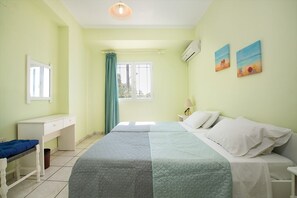 2 slaapkamers, een bureau, een strijkplank/strijkijzer, gratis wifi