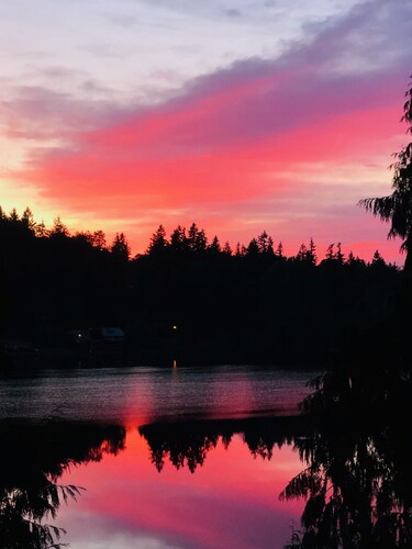 Lake Escape: Hot Tub& Sauna, Dock& Kayaks