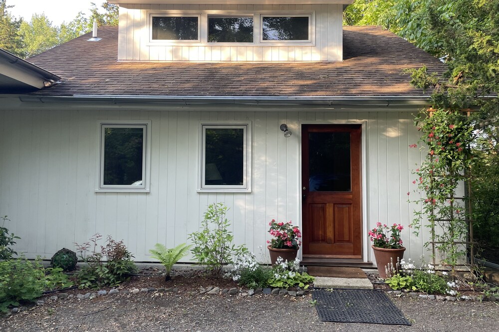 Serene, stylish cottage - close to Hudson - New Listing