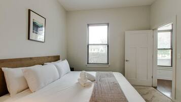 2 slaapkamers, een bureau, een strijkplank/strijkijzer, wifi