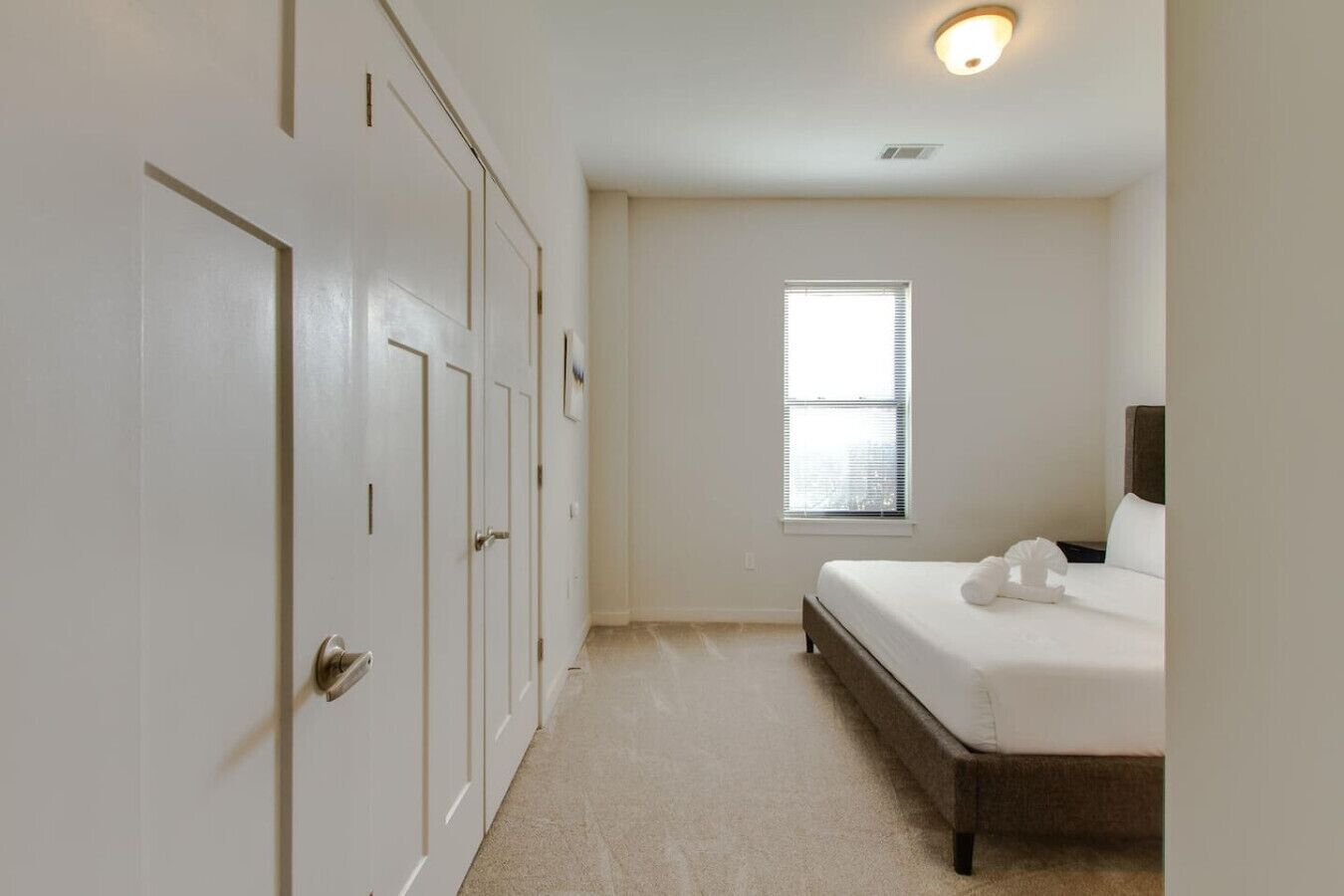 2 bedrooms, desk, iron/ironing board, travel cot