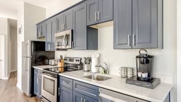 Coffee/tea maker, fridge, microwave, oven