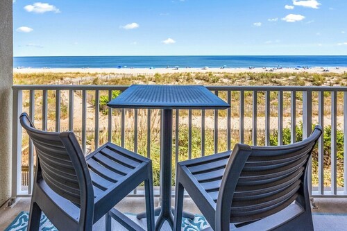 Oceanfront Studio-2 Beds, Balcony, Pool, Sleeps 4