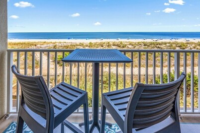 Oceanfront Studio-2 Beds, Balcony, Pool, Sleeps 4