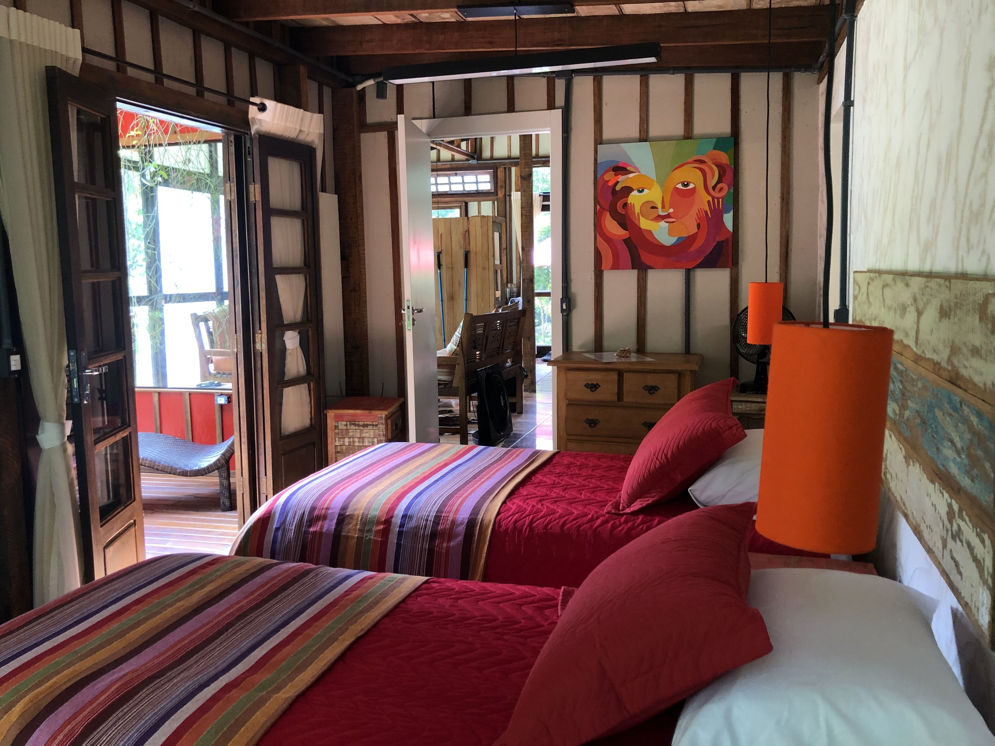 2 quartos, ferros/tábuas de passar roupa, berço de viagem